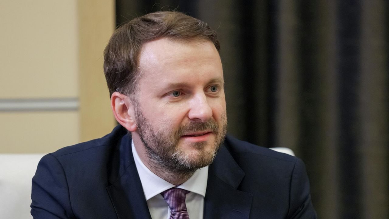 Школьник задумчиво смотрит на экран ноутбука с нейросетью