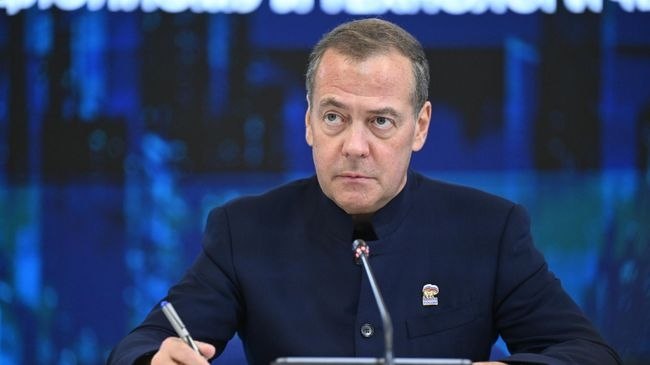 Дмитрий Медведев выступает с заявлением о величии России