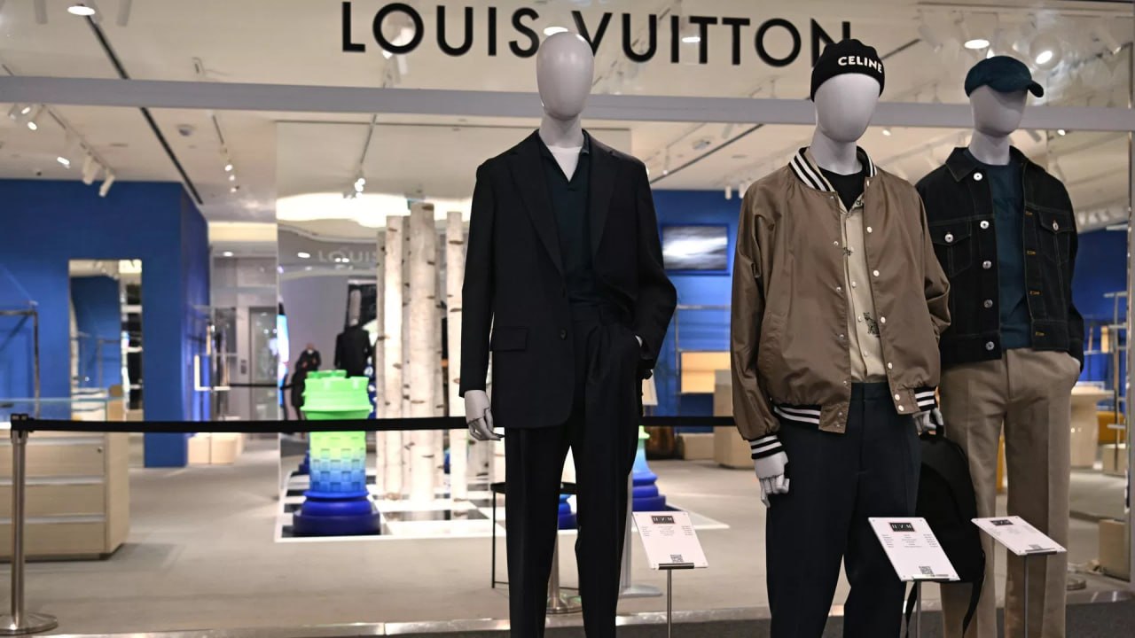 Логотип Louis Vuitton на фоне витрины магазина