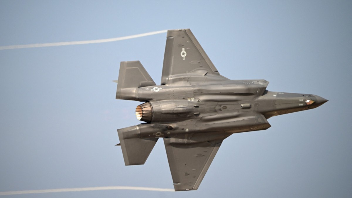 Истребитель F-35 в полете на фоне неба