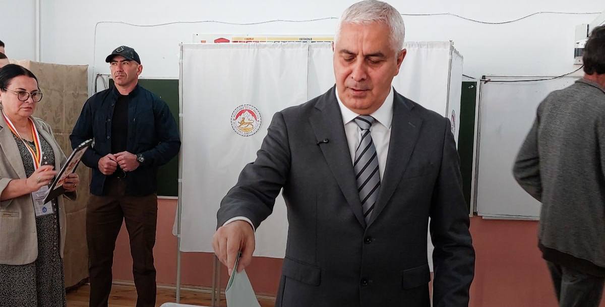 Камболов побеждает на выборах президента Южной Осетии