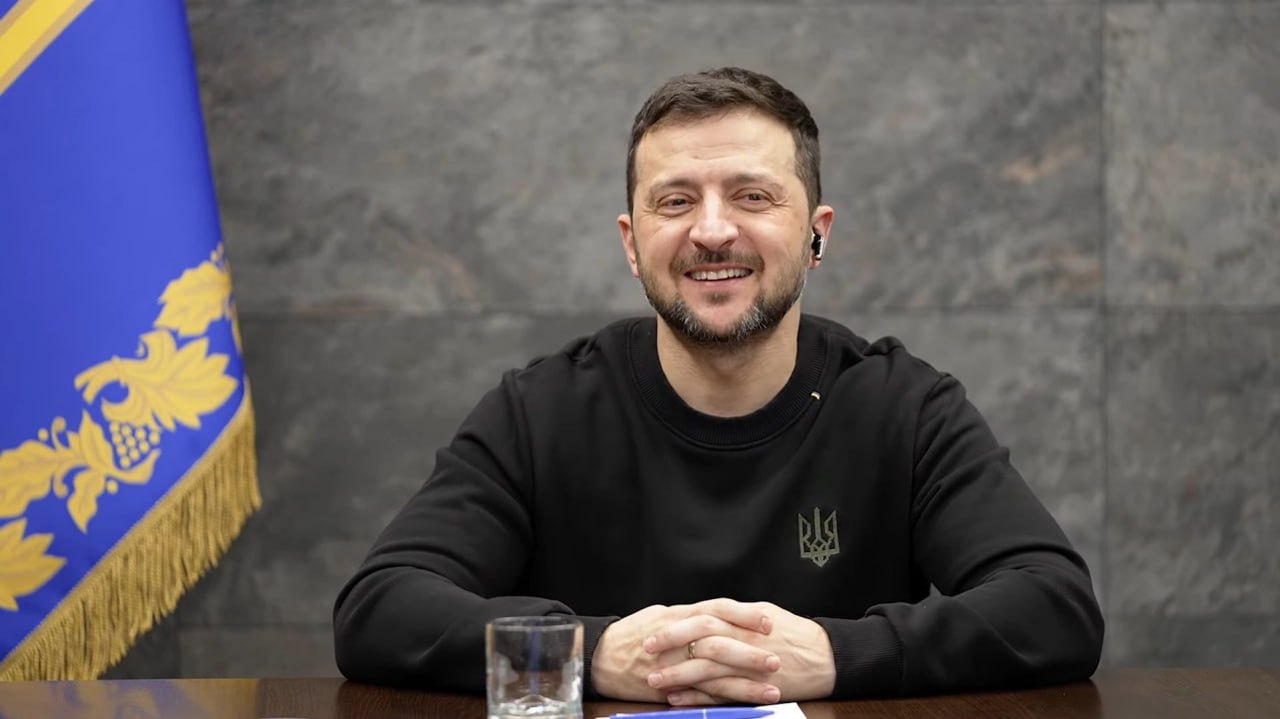 Владимир Зеленский выступает с речью на официальном мероприятии
