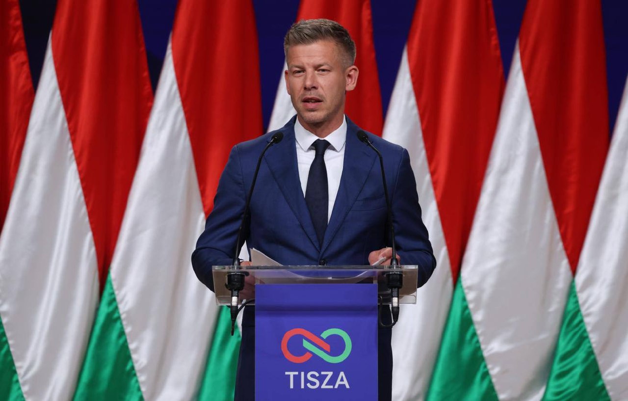 Премьер Венгрии Петер Мадьяр после инцидента с вином