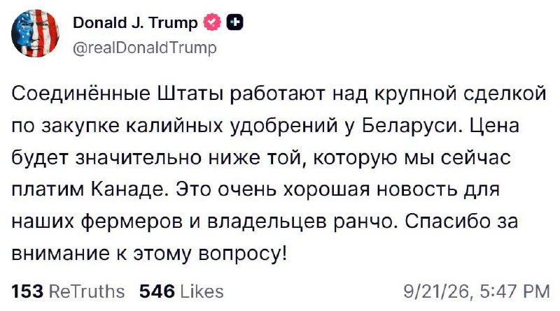 Фермер осматривает поле с урожаем