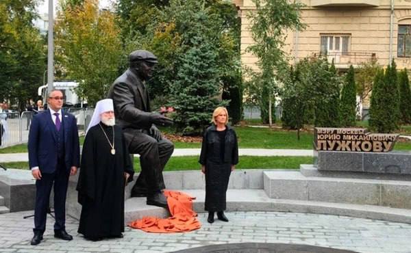 Бронзовый памятник Юрию Лужкову в Москве