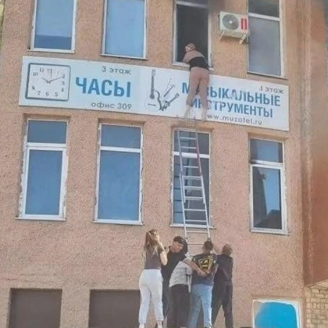 Пожарные тушат огонь в торговом центре Стерлитамака
