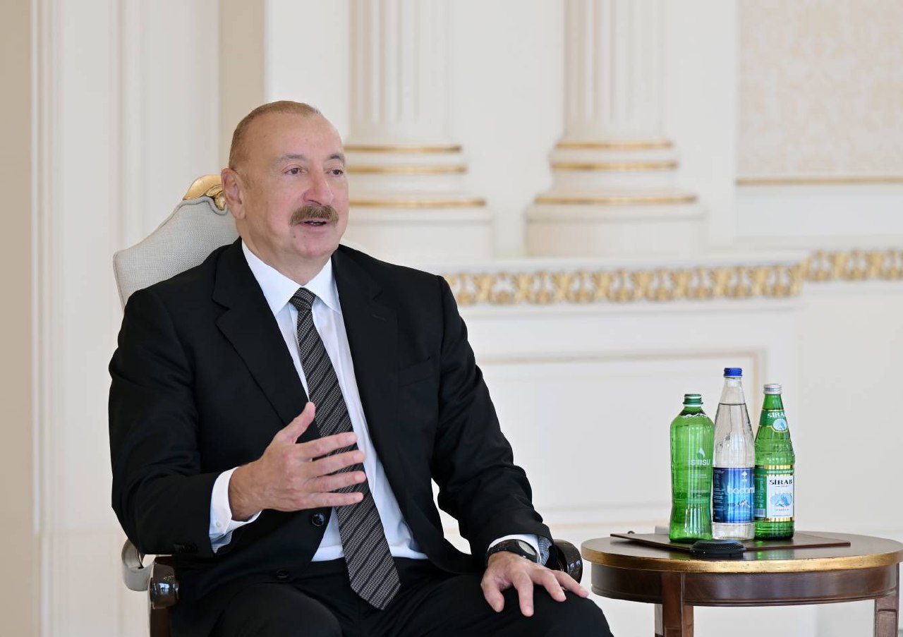 Президент Азербайджана Ильхам Алиев подписывает указ о помиловании