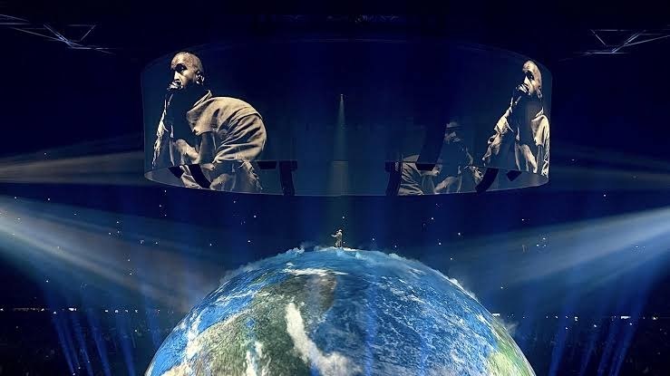 Канье Уэст на сцене во время концерта