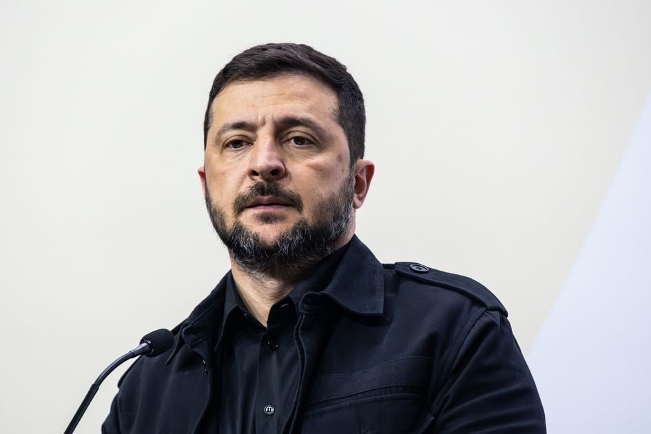 Дрон влетает в открытое окно жилого дома