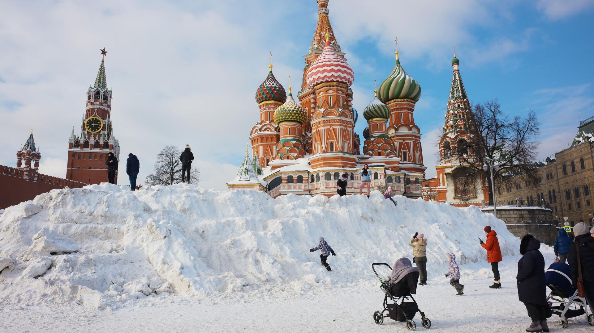 Зимний пейзаж с падающим снегом и тёплой одеждой