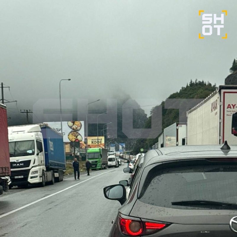 Очередь автомобилей на КПП Верхний Ларс