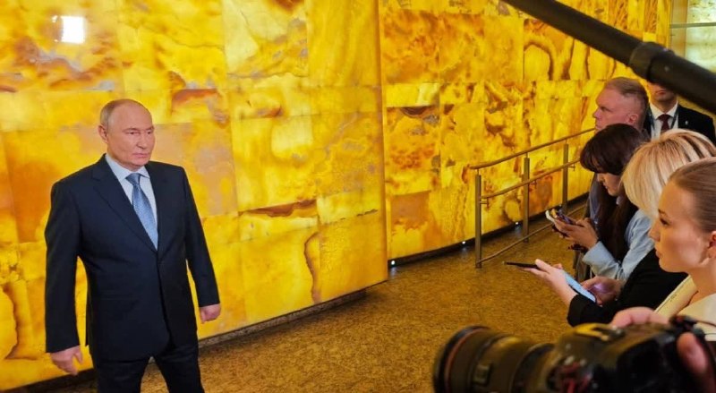 Путин выступает с речью на фоне флагов России