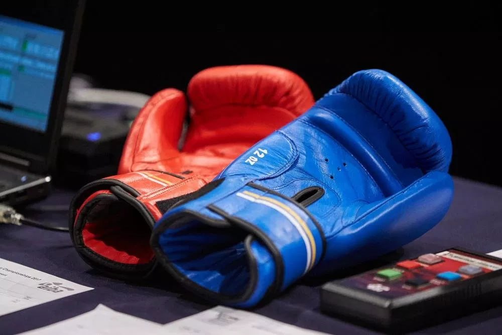 Российские боксеры празднуют победу на чемпионате Европы