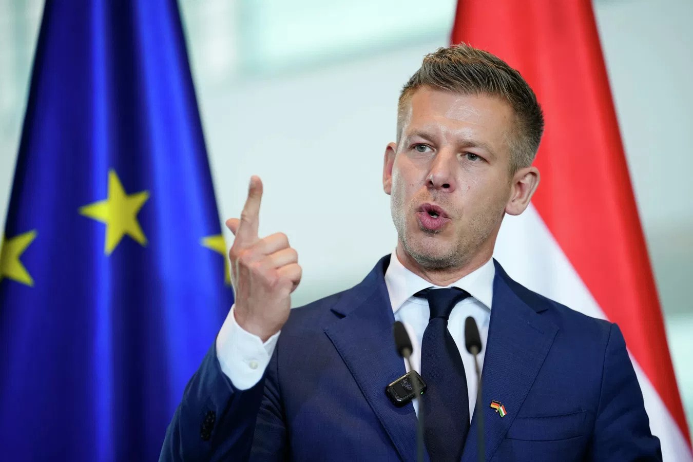 Здание парламента Венгрии на фоне пасмурного неба