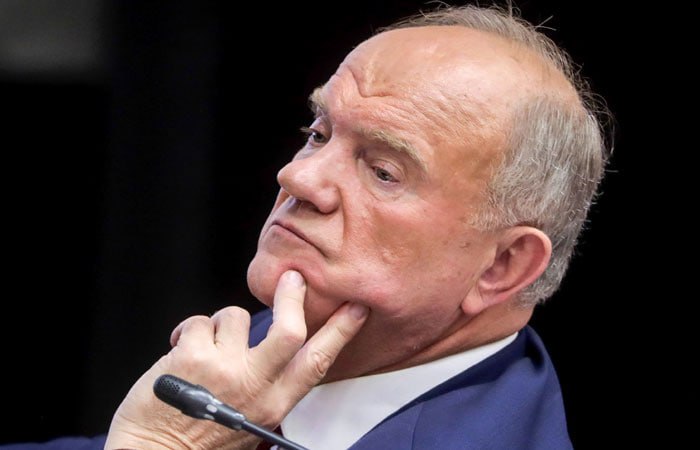 Геннадий Зюганов выступает с речью на партийном съезде