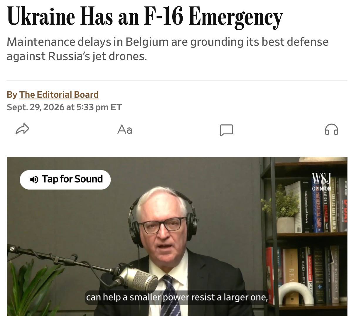 Истребитель F-16 стоит в ангаре во время ремонта