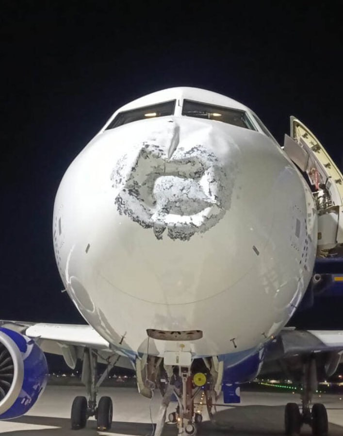 Самолёт IndiGo в небе после удара молнии