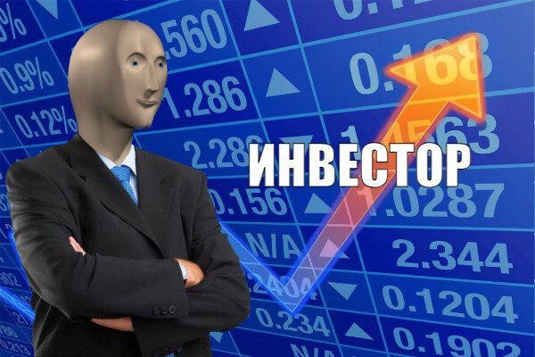 Мужчина с сотней ипотечных договоров на фоне новостроек