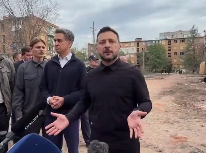 Владимир Зеленский на трибуне с флагом Украины