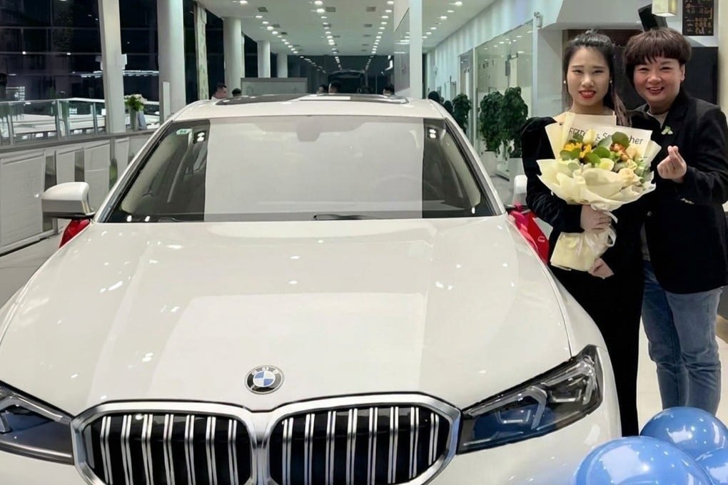 Китаянка дарит сотрудникам ключи от BMW