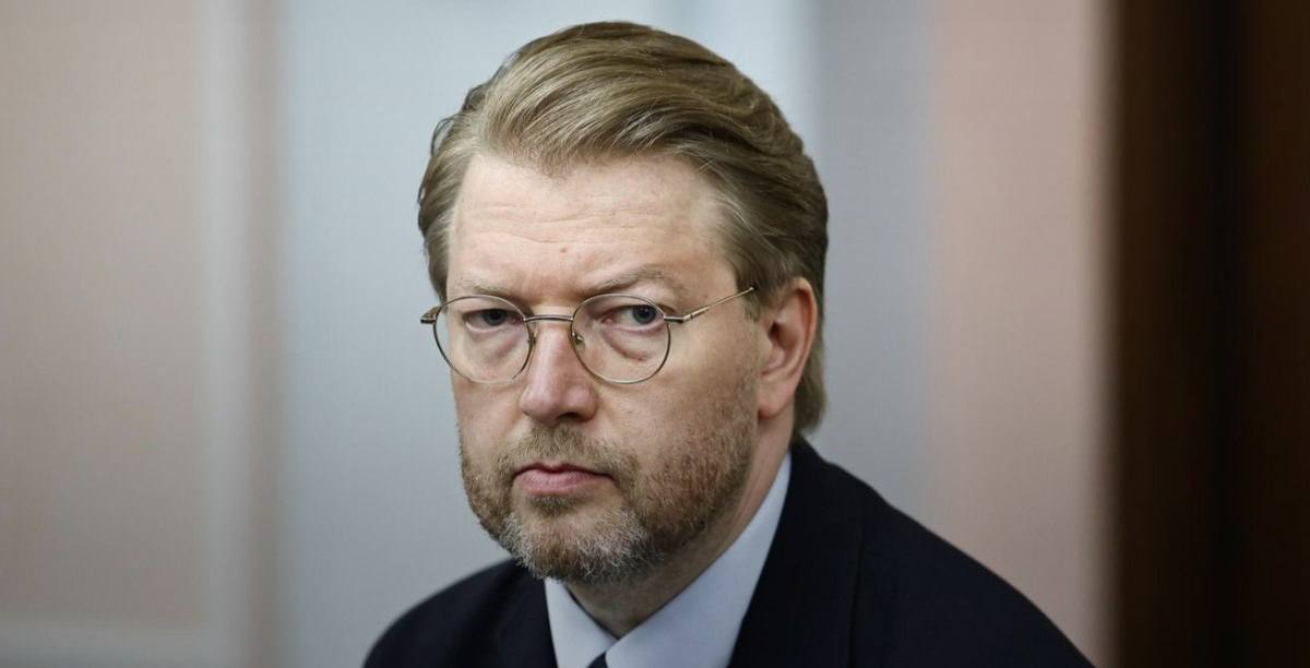 Николай Рыбаков с бюллетенями в руках