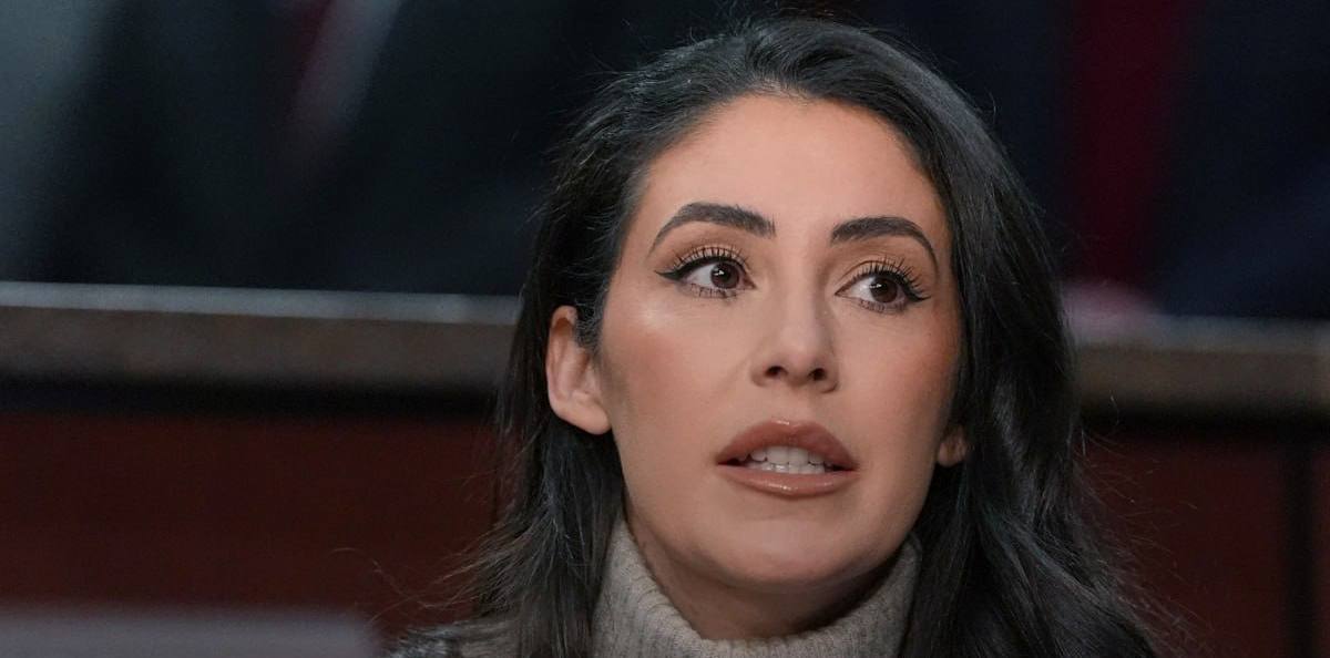 Анна Паулина Луна на фоне флагов США и нефтяных вышек