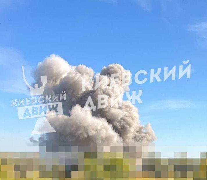 Вспышки взрывов в ночном небе Киева