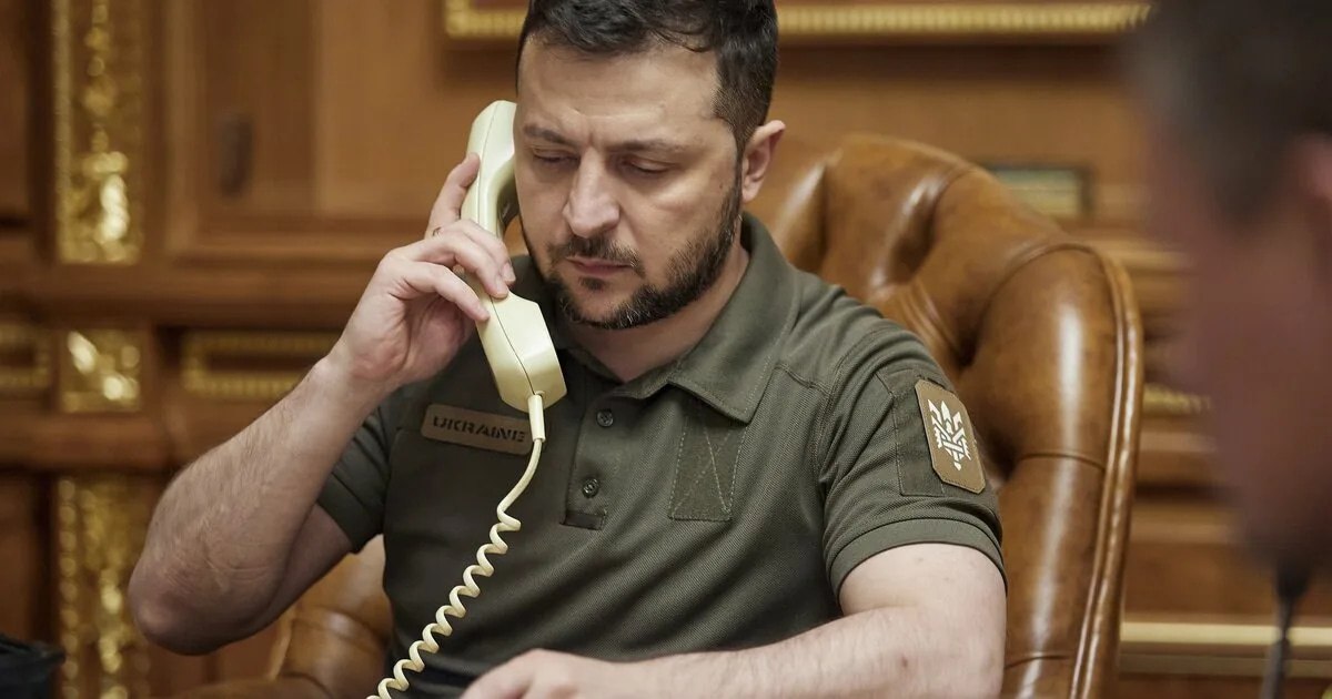 Владимир Зеленский во время телефонного разговора