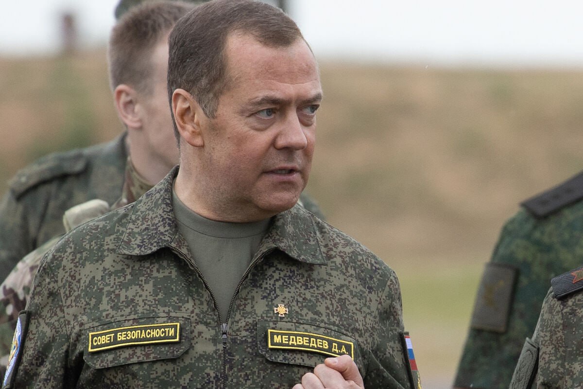 Дмитрий Медведев выступает с заявлением о российских вооружениях
