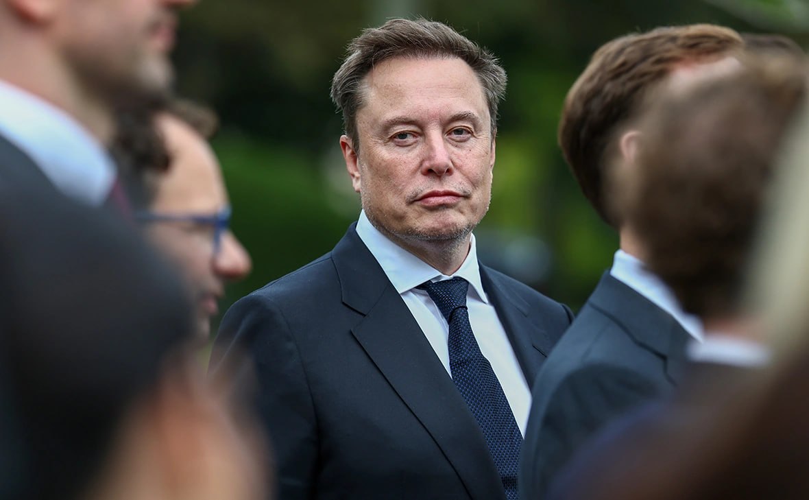Илон Маск на фоне падающего графика акций SpaceX