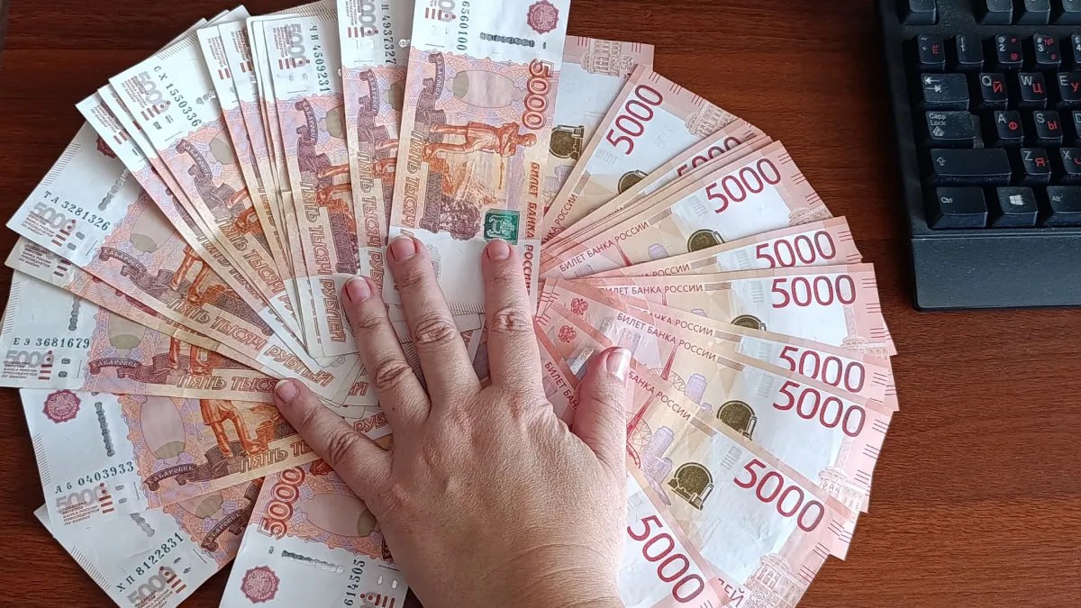Россияне снимают наличные в банкомате