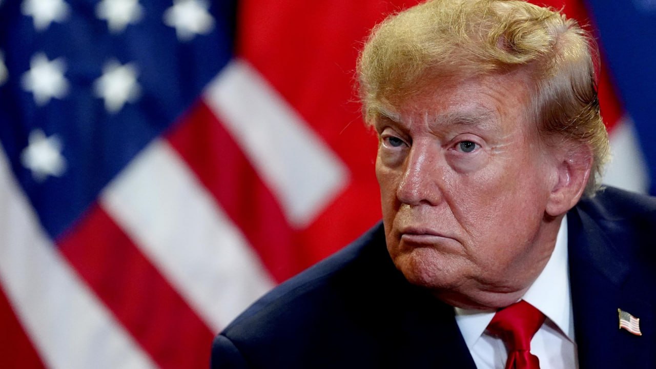 Дональд Трамп выступает с речью на митинге