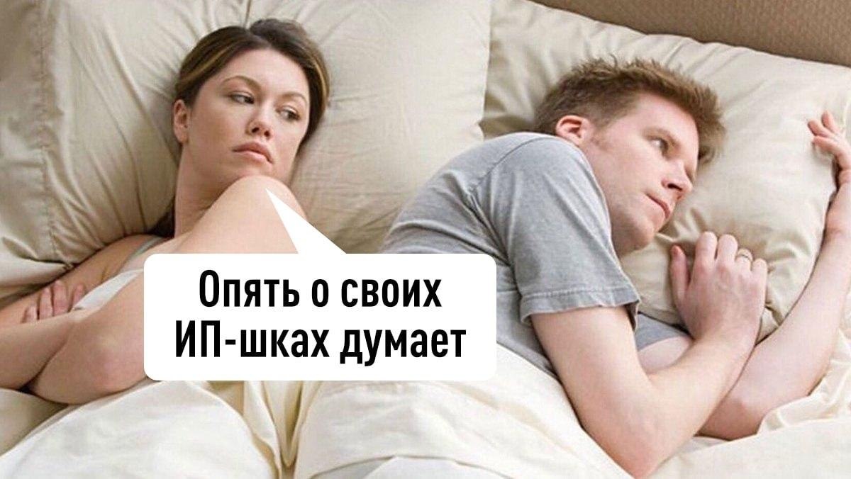 Девушка оформляет документы для индивидуального предпринимательства
