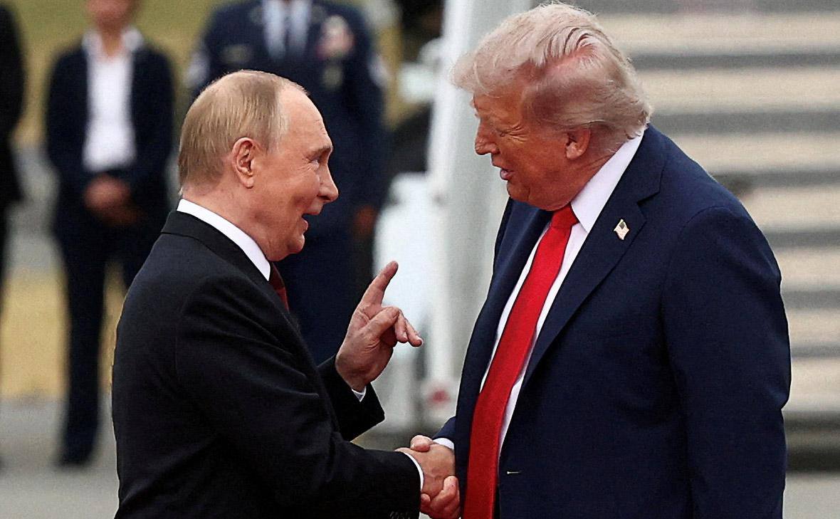 Дональд Трамп подписывает указ о санкциях