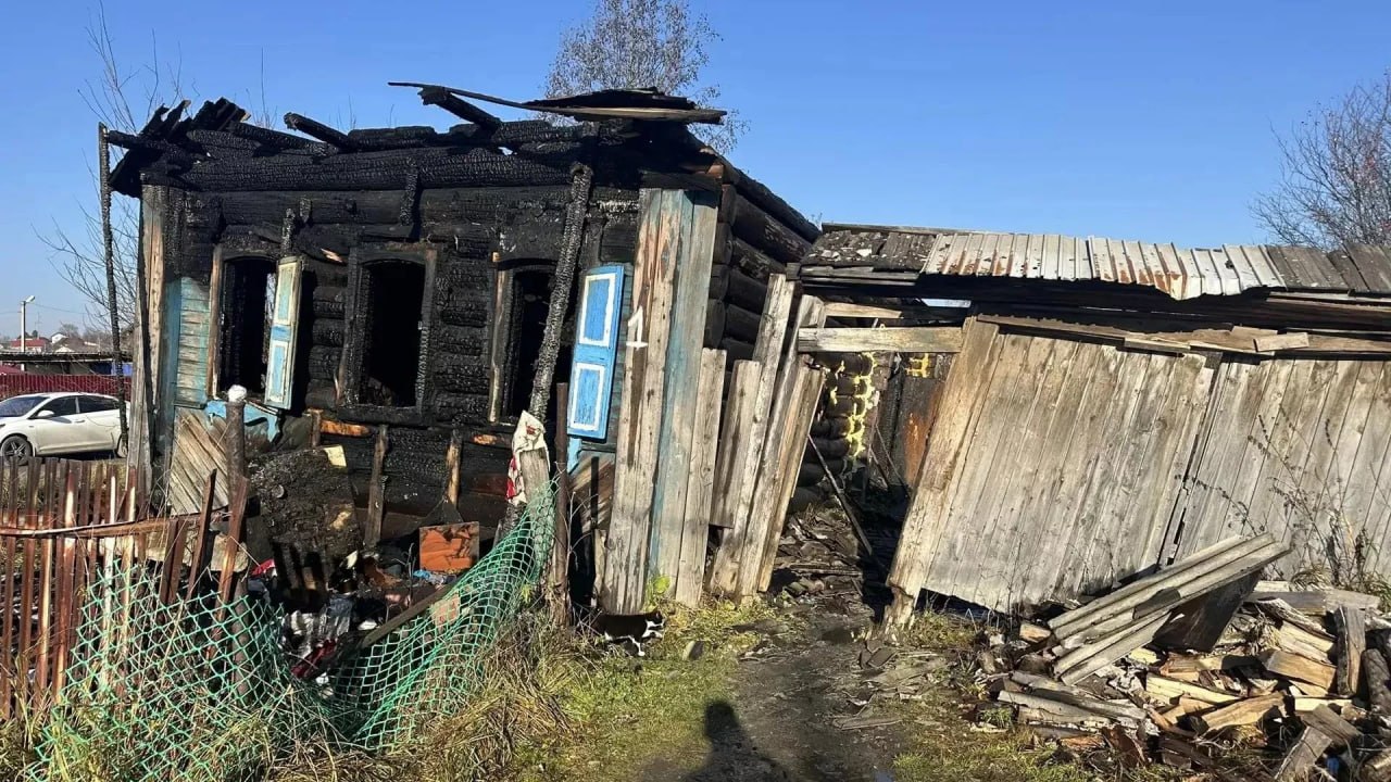 Спасатели работают на месте пожара в частном доме