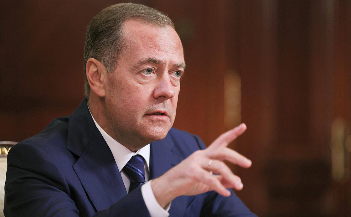 Дмитрий Медведев выступает с заявлением о санкциях