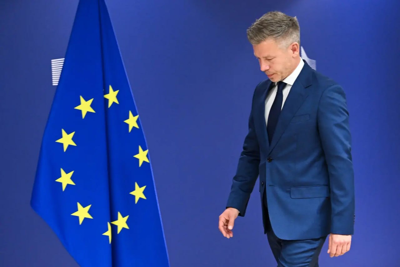 Флаги ЕС и Венгрии на фоне переговорного стола