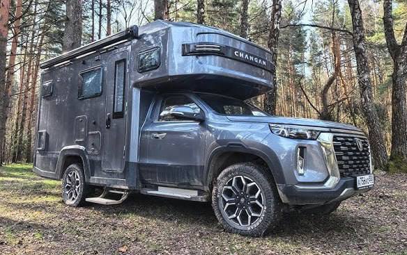 Китайский автодом на фоне живописной природы