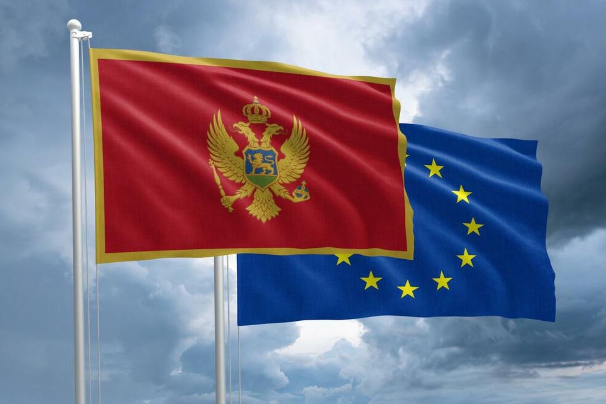 Посол России Александр Лукашик выступает с заявлением