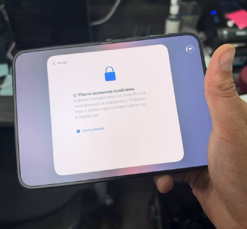 Заблокированный iPhone Duo лежит на столе