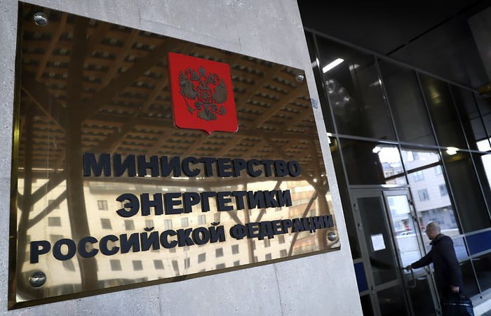 Заправка автомобиля бензином на АЗС