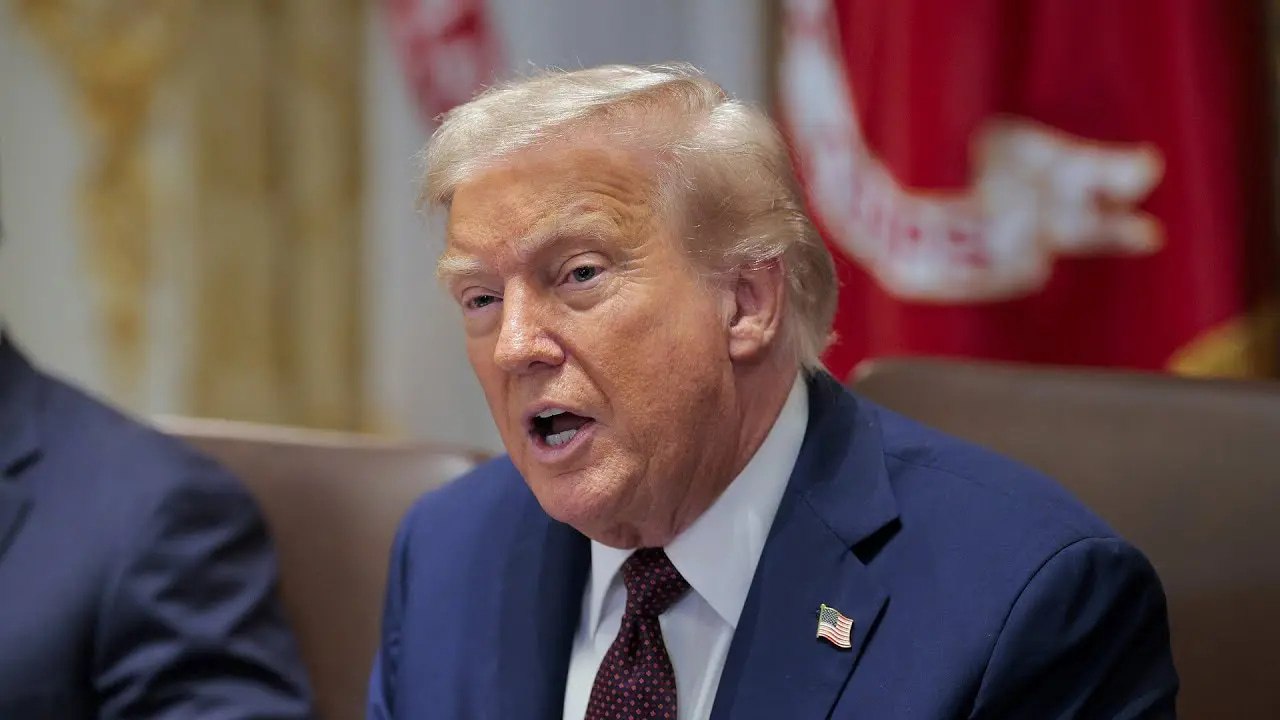 Дональд Трамп выступает с речью на политическом митинге