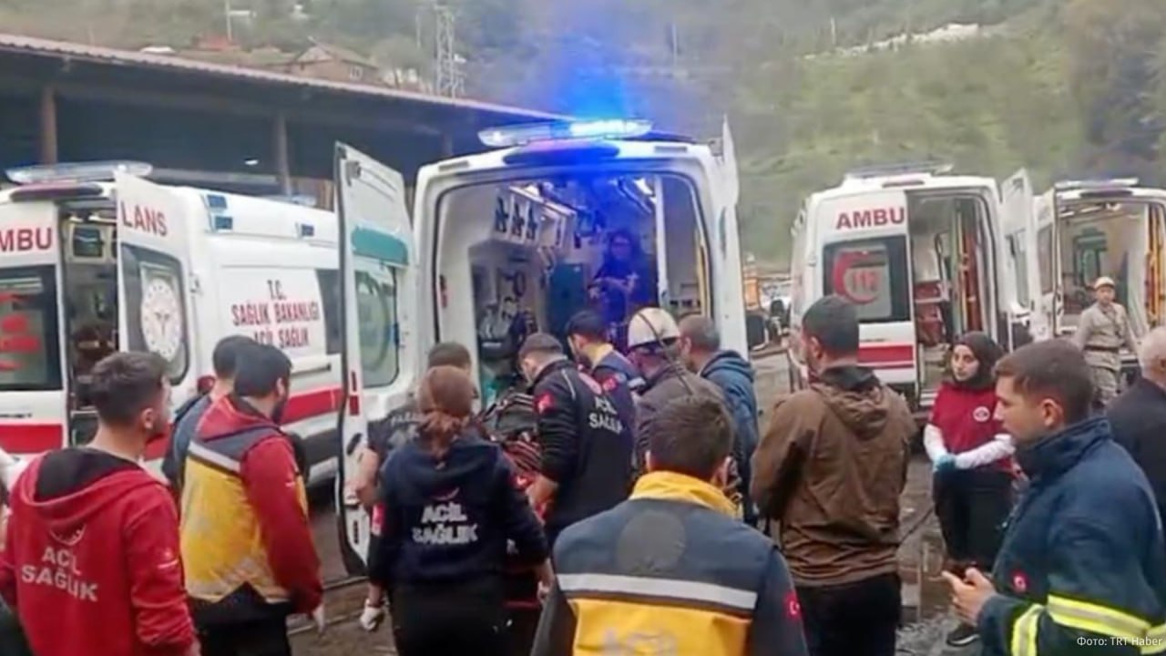 Спасатели на угольной шахте после взрыва метана