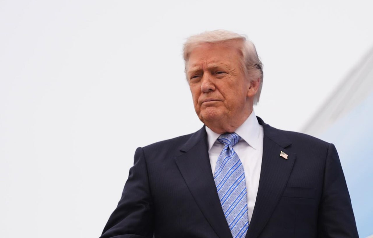Дональд Трамп выступает перед журналистами