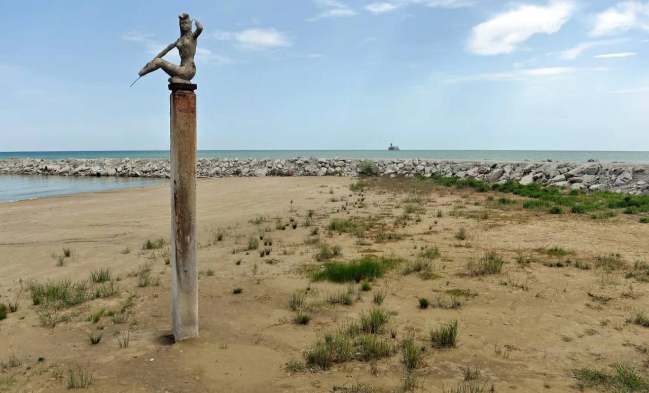 Берег Каспийского моря с обнажившимся дном
