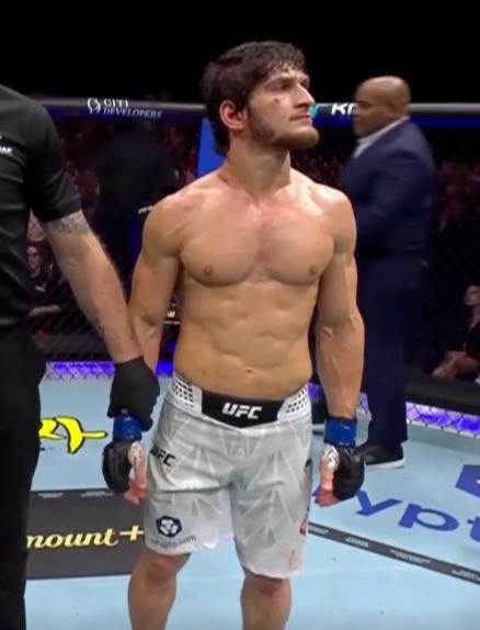 Мовсар Евлоев и Александр Волкановски в титульном бою UFC