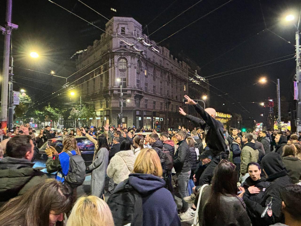 Толпа людей на улицах Белграда празднует победу оппозиции