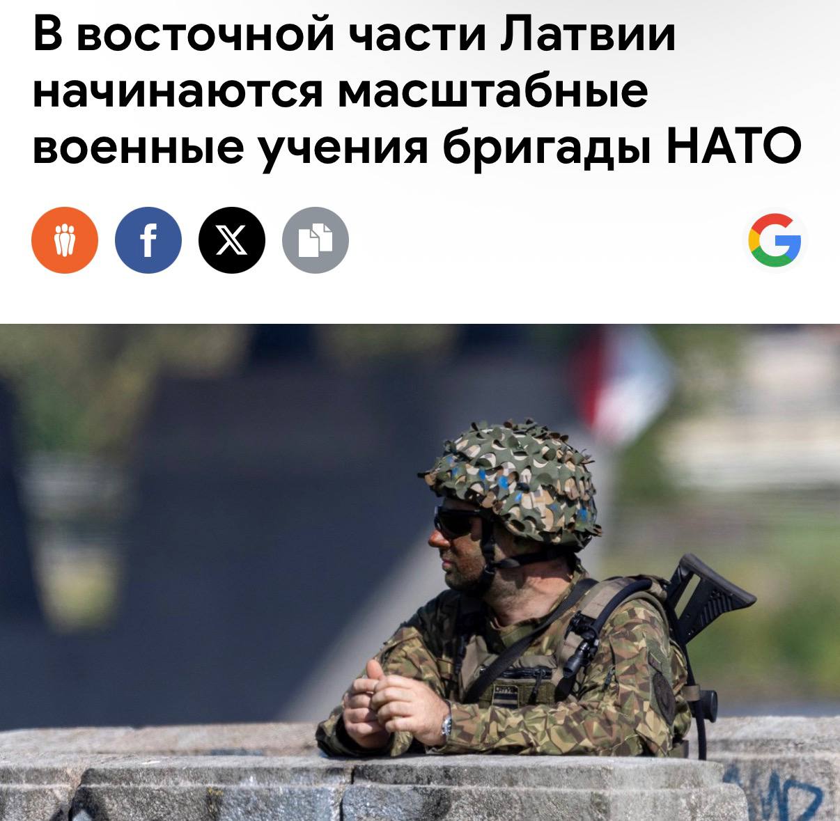 Колонна военной техники НАТО на дороге Латвии