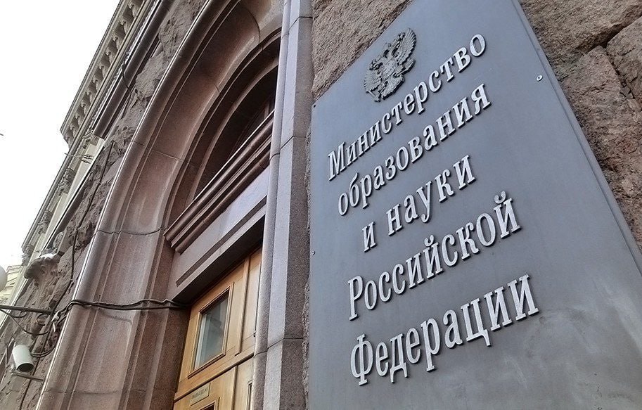 Студенты на лекции в университетской аудитории