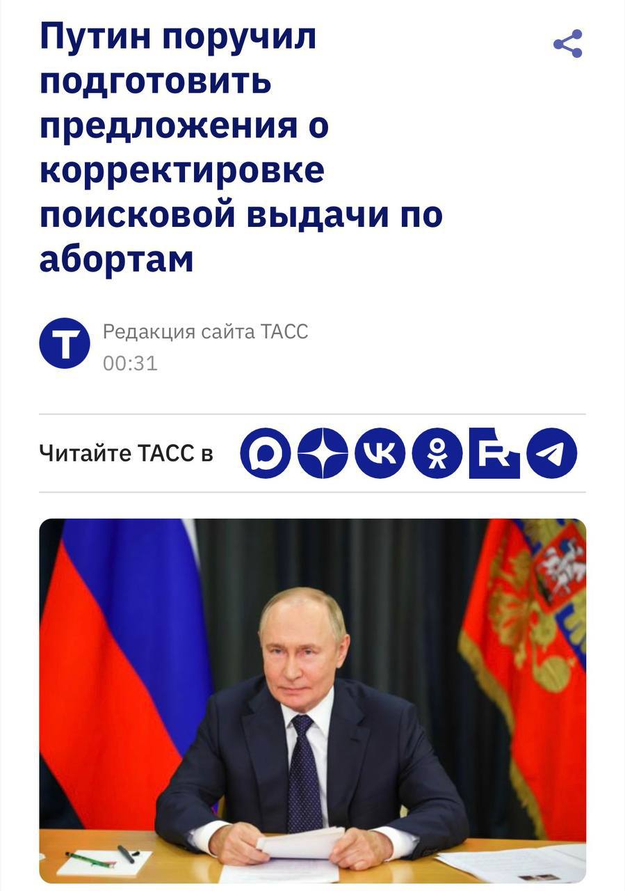 Женщина за компьютером ищет информацию о помощи семье